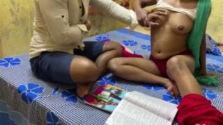 हिंदी क्सक्सक्स बीएफ टीचर ने सेक्सी लड़की की चूत चुदाई की