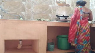खाना बनाने वाली औरत की चुदाई रसोई घर मे