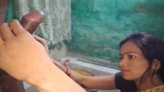 हॉट हिंदी बीएफ वीडियो नौकरानी ने मालिक का लंड पकड़ा