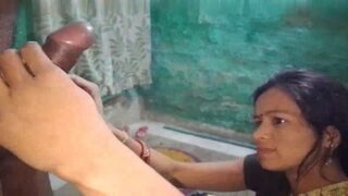 हॉट हिंदी बीएफ वीडियो नौकरानी ने मालिक का लंड पकड़ा