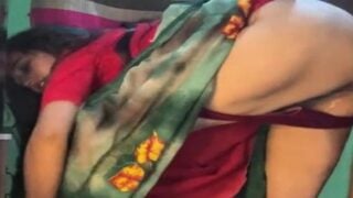 सेक्सी विलेज वाइफ की चूत चोदा पति का दोस्त साड़ी उठाकर
