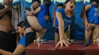 चुदासी लड़की स्टैंडिंग पोज़ में सेक्स करती है पड़ोसी बॉय साथ