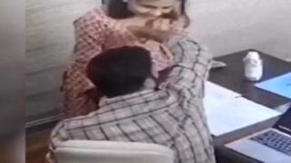 रंडी वाइफ सोनल बूब्स प्रेस मुस्लिम बॉस के केबिन में एमएमएस