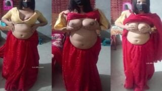 पटना भाभी लाल साड़ी उतारकर बड़े बूब्स दबाती है सेक्सी वीडियो